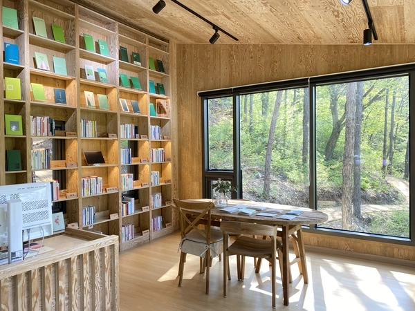 전주 ‘학산숲속시집도서관’ 내부 전경. /비짓전주 제공 전주 ‘학산숲속시집도서관’ 내부 전경. /비짓전주  제공