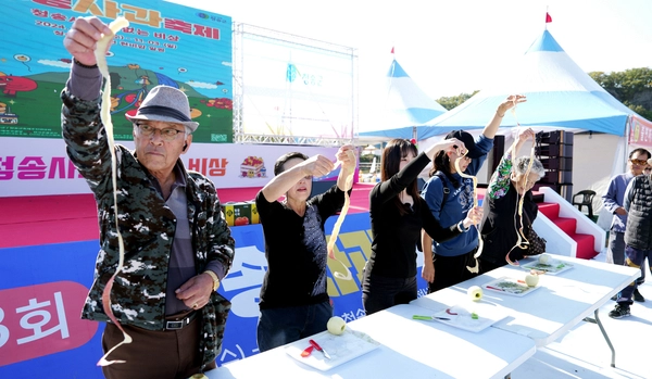 청송사과축제에서 사과껍질 길게 깎기 대회가 펼쳐지고 있다. /청송군 제공 청송사과축제에서 사과껍질 길게 깎기 대회가 펼쳐지고 있다. /청송군 제공