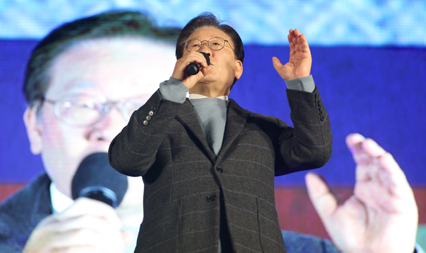 더불어민주당 이재명 대표가 16일 오후 서울 광화문광장 인근에서 열린 ‘김건희·윤석열 국정농단 규탄·특검 촉구 제3차 국민 행동의 날’에 참가해 발언하고 있다. 2024.11.16 /연합뉴스