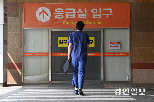 지난 9월 8일 오전 수원시 영통구 아주대학교병원 응급실에서 의료진들이 발걸음을 옮기고 있다. 2024.9.8 /최은성기자 ces7198@kyeongin.com