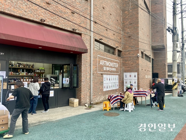 군포시에 소재한 수제맥주 브루어리 아트몬스터가 지난 14일 브루어리 건물에서 1일 팝업스토어를 진행했다. 소비자들이 맥주를 구매하고 있다. 군포/강기정기자 kanggj@kyeongin.com