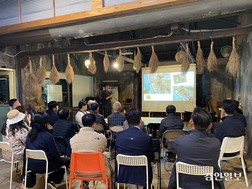 지난 15일 오후 인천 배다리 인천문화양조장 2층 발효실에서 2024년 배다리 공공예술 프로젝트 ‘골목출동수리팀 Up Road 결과 보고회’가 진행되고 있다. 2024.11.15 /박경호기자 pkhh@kyeongin.com