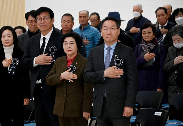 (맨 앞줄 오른쪽부터)유정복 인천시장, 이선옥 인천시의회 제1부의장, 도성훈 인천시교육감이 17일 시청 대회의실에서 열린 ‘제85회 순국선열의 날 기념식’에서 국민의례를 하고 있다. 2024.11.17/인천시 제공