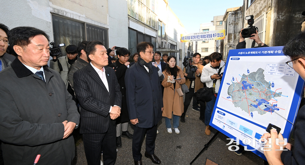 18일 오후 수원시 영통구 매탄동 영통1구역 재개발사업지를 방문한 (사진 오른쪽부터) 박상우 국토교통부장관, 이재준 수원시장, 김준혁 더불어민주당 국회의원이 브리핑을 듣고 있다. 2024.11.18 /최은성기자 ces7198@kyeongin.com