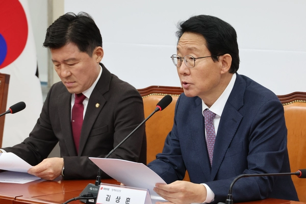 국민의힘 김상훈 정책위의장과 구자근 예결특위 간사(왼쪽)가 18일 오전 서울 여의도 국회에서 내년 예산안 심사 방향에 대해 설명 하고 있다. 2024.11.18 /연합뉴스