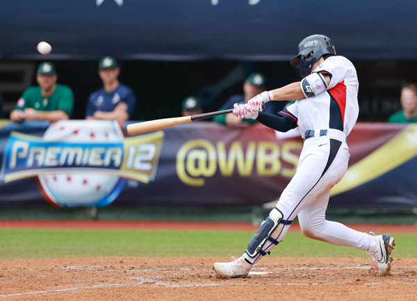 18일 오후 대만 타이베이 톈무야구장에서 열린 세계야구소프트볼연맹(WBSC) 프리미어12 2024 B조 조별리그 대한민국과 호주의 경기. 6회말 2사 1루에서 김도영이 투런 홈런을 치고 있다. 2024.11.18 /연합뉴스