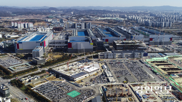 공장 증설 중단된 삼성전자 평택캠퍼스 국내 굴지의 기업 삼성전자가 반도체 경쟁력 약화 등으로 공장 증설을 중단하는 등 유례없는 위기상황을 맞이하고 있다. 사진은 18일 오후 평택시 고덕동 삼성전자 평택캠퍼스 일대. 2024.11.18 /이지훈기자 jhlee@kyeongin.com