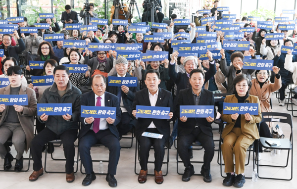 수원시가 지난 18일 일월수목원 물빛누리홀에서 ‘수원 군 공항 주변 고도제한 완화’ 주민설명회를 개최했다.2024.11.19 /수원시 제공