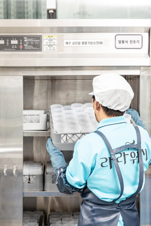 다회용기 순환 사업을 추진하는 라라워시사업단에서 작업자가 세척작업을 하고 있다. /수원시 제공