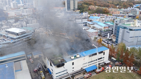 19일 오전 수원시 영통구 원천동의 한 전자 공장에서 불이 나 연기가 피어오르고 있다. 2024.11.19 /임열수기자 pplys@kyeongin.com