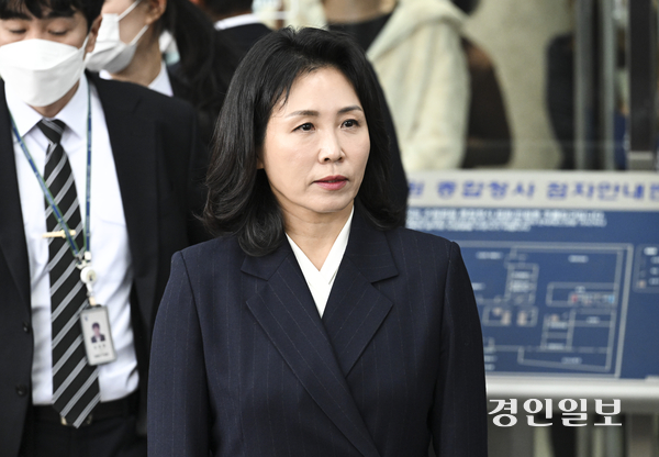 공직선거법 위반 혐의로 기소된 이재명 더불어민주당 대표의 배우자 김혜경씨가 지난 14일 오후 수원시 영통구 수원지방법원에서 벌금 150만원을 선고받은 뒤 법원을 나서고 있다. 2024.11.14 /이지훈기자 jhlee@kyeongin.com