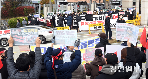 20일 오전 화성시청 앞에서 동탄 유통3부지 대형물류센터 건립과 관련해 찬·반 주민들이 도로를 사이에 두고 집회를 벌이고 있다. 화성 동탄2신도시 내 마지막 남은 미개발지로 꼽히는 ‘유통3부지’에 대규모 물류창고가 조성된다는 소식에 지역주민들의 찬반 의견이 엇갈리고 있다. 2024.11.20 /최은성기자 ces7198@kyeongin.com