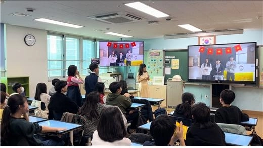 화성 수현초등학교가 19~20일 6학년 학생들을 대상으로 베트남 호찌민시 한국국제학교와 함께 화상을 이용한 국제교류 수업을 진행했다. /수현초 제공