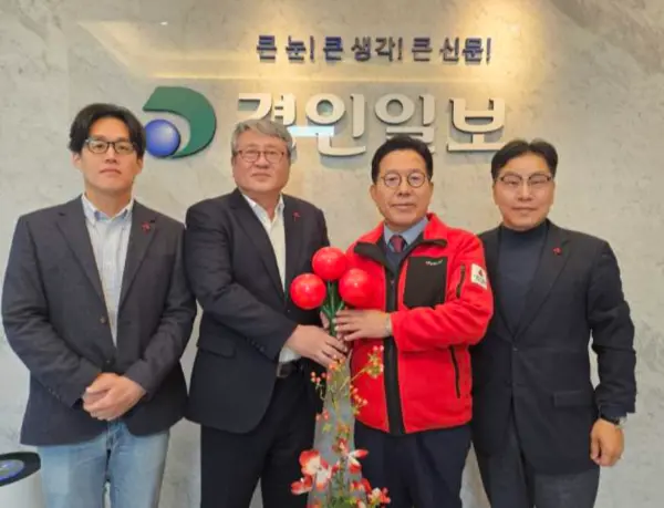 20일 인천 남동구 경인일보 인천본사를 찾은 조상범 인천사회복지공동모금회장(왼쪽에서 세번째)과 박용훈 사무처장(〃네번째)이 김영모 경인일보 인천본사 사장(〃두번째), 목동훈 편집국장과 사진 촬영을 하고 있다. 2024.11.20 /인천사회복지공동모금회 제공