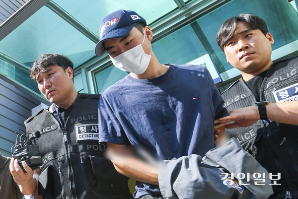 ‘분당 서현역 차량 돌진 및 흉기 난동’ 피의자 최원종이 구속 전 영장실질심사를 마친 뒤 법정에서 나오고 있는 모습. /경인일보DB
