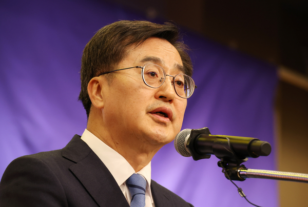 김동연 경기도지사가 18일 오후 국회 도서관에서 열린 종합 반도체 강국 도약을 위한 정책협약식에 참석해 인사말하고 있다. 2024.11.18 /연합뉴스