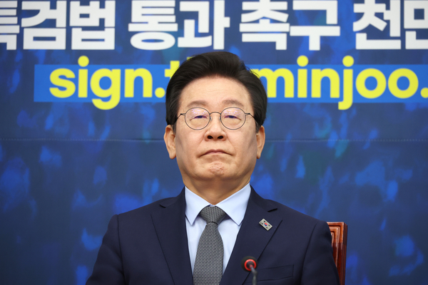더불어민주당 이재명 대표가 20일 오전 국회에서 열린 최고위원회의에서 박찬대 원내대표의 발언을 경청하고 있다. 2024.11.20 /연합뉴스