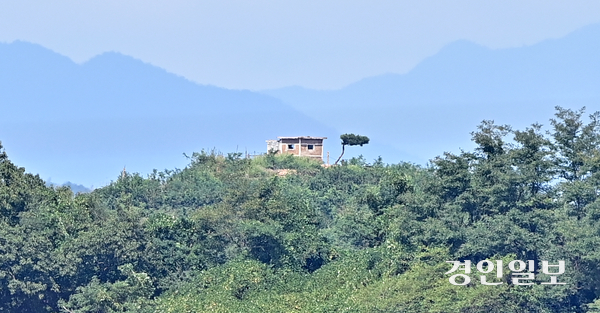 인천시 강화군 송해면에서 바라본 북한 초소 모습. /경인일보DB