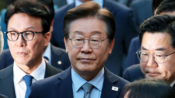 이재명 더불어민주당 대표가 지난 15일 오후 서울 서초구 서울중앙지법에서 열린 공직선거법 위반 혐의 관련 1심 선고 공판을 마친 뒤 법원 청사를 나서고 있다. 2024.11.15 /연합뉴스