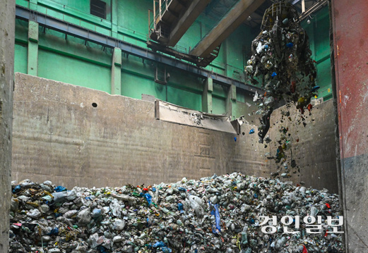 자원회수시설 저장조에 관내에서 수거된 쓰레기들이 산더미처럼 쌓여 있다. /경인일보DB