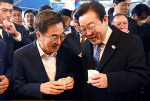 야권 플랜A·B ‘서먹한 투샷’… 이재명, 김동연과 함께 민생현장탐방