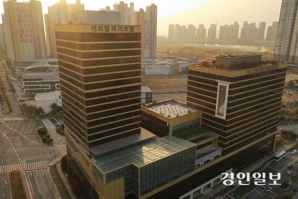 송도센트럴파크호텔(E4호텔) 공사대금 문제를 두고 인천시가 호텔 운영사를 상대로 추가 법적 대응을 준비하겠다고 밝히면서 양측의 갈등이 길어질 전망이다. 2024.11.21 /조재현기자 jhc@kyeongin.com