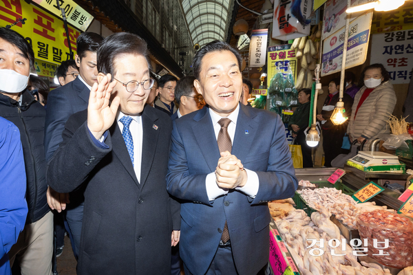 이재준 수원시장은 21일 이재명 더불어민주당 대표와 함께 수원 못골종합시장과 영동시장 등지를 돌며 상인들을 만났다. /수원시 제공