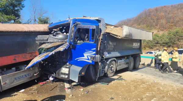 광주시 중부고속도로에서 화물차 3대가 추돌해 2명이 다쳤다. 2024.11.22 /경기도소방재난본부 제공