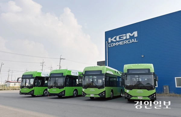 KGM 커머셜이 새롭게 개발한 9m 전기버스 ‘KGC 090(모델명)’가 오는 25일 고객 인도를 앞두고 공장 앞에 세워져 있다. 2024.11.22 /KGMC 제공