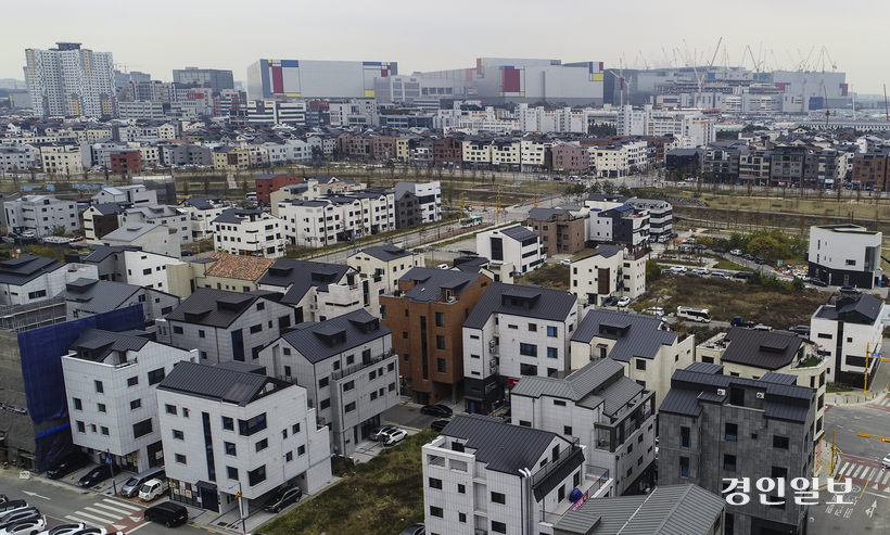 최근 삼성전자의 반도체 사업 부진으로 사업장 인근 상권에도 적신호가 켜졌다. 24일 오전 평택 고덕신도시 너머로 삼성전자 평택캠퍼스가 보이고 있다. 2024.11.24 /이지훈기자 jhlee@kyeongin.com