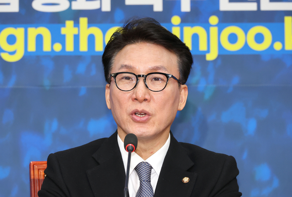 더불어민주당 김민석 최고위원이 24일 오전 서울 국회에서 열린 기자간담회에서 발언하고 있다. 2024.11.24 /연합뉴스