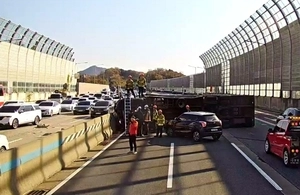 시흥 수도권제1순환고속도로서 트럭 넘어져…2명 경상