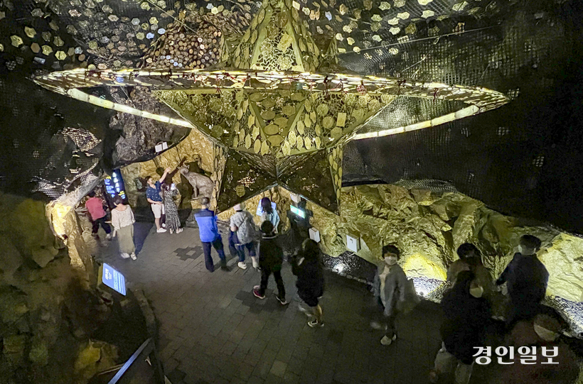 경기도 내 인기 관광지로 각광받는 광명동굴.  외부 기온이 아무리 높아도 내부 온도를 12∼13℃를 유지해 불볕더위 속 도심 피서지로 인기를 끌고 있습니다. 2022.7.21 /경인일보 아카이브