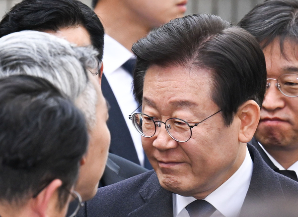더불어민주당 이재명 대표가 25일 오후 서울 서초구 서울중앙지법에서 열린 ‘위증교사’ 혐의 사건 1심 선고 공판에서 무죄선고를 받은 뒤, 차에 타기 전 의원들에게 인사를 하고 있다. 2024.11.25 /사진공동취재단