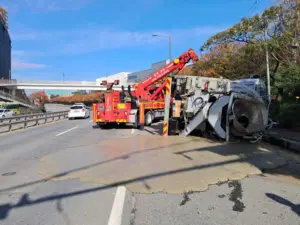 “신호 위반하다 그만”… 평택서 레미콘 차량 전봇대 들이받고 전도