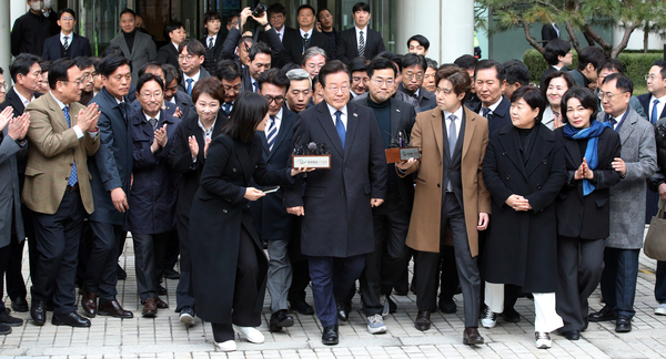 더불어민주당 이재명 대표가 25일 오후 서울 서초구 서울중앙지법에서 열린 ‘위증교사’ 혐의 사건 1심 선고 공판에서 무죄선고를 받은 뒤 취재진의 질문에 답하고 있다. 2024.11.25 /사진공동취재단