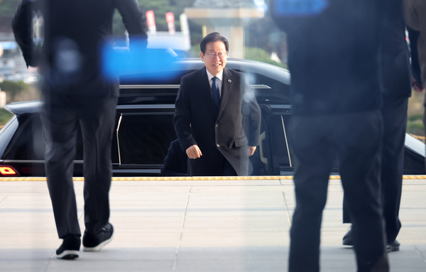 더불어민주당 이재명 대표가 25일 국회로 들어서며 미소를 짓고 있다. 이 대표는 이날 위증교사 혐의 사건에 대해 1심에서 무죄를 선고받았다. 2024.11.25 /연합뉴스