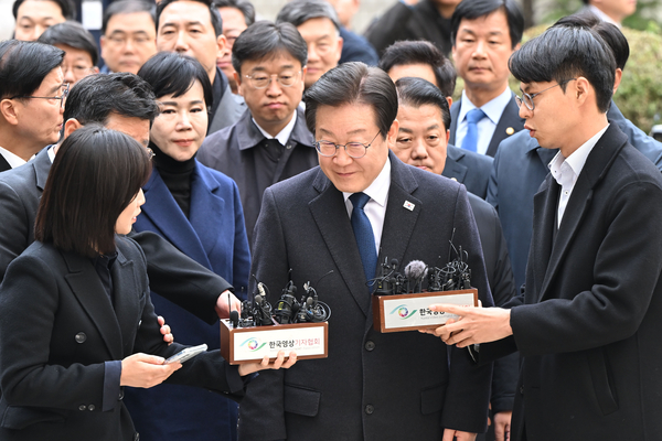 공직선거법 위반 사건 1심에서 징역형의 집행유예를 선고받은 더불어민주당 이재명 대표가 25일 오후 서울 서초구 서울중앙지법에서 열린 ‘위증교사’ 혐의 사건 1심 선고 공판에 출석하며 법정으로 향하고 있다. 2024.11.25 /연합뉴스