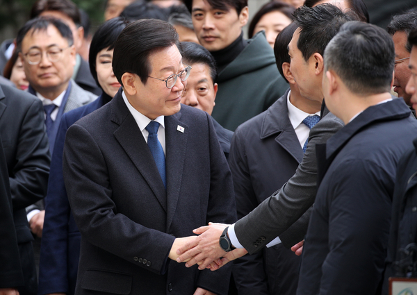더불어민주당 이재명 대표가 25일 오후 서울 서초구 서울중앙지법에서 열린 ‘위증교사’ 혐의 사건 1심 선고 공판에 출석하며 법정으로 향하고 있다. 2024.11.25 /연합뉴스