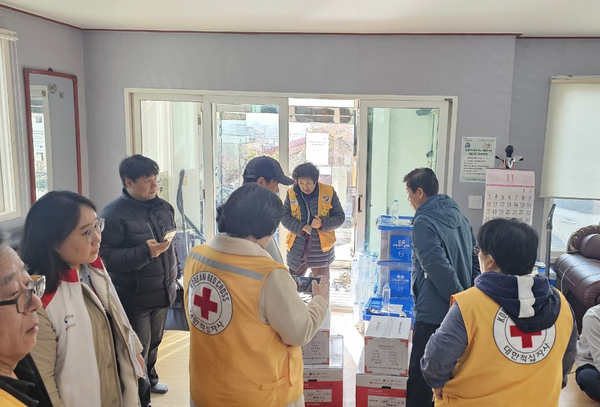 26일 대한적십자사 봉사회 화성지구협의회 관계자들이 화성시 봉담읍 모텔 화재 지원을 위해 왕림2리 마을회관을 찾아 구호 물품을 전달하고 있다. /대한적십자사 경기도지사 제공