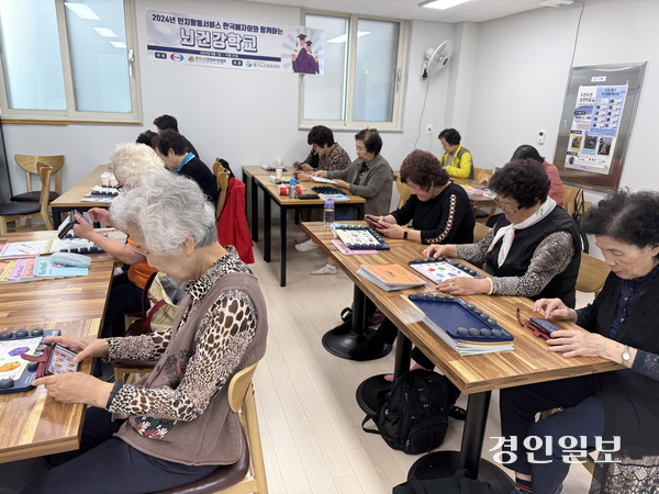 인천 동구 송현노인복지관은 최근 치매 예방 프로그램 ‘뇌, 청춘을 돌려다오!’을 마쳤다고 26일 밝혔다. /송현노인복지관 제공