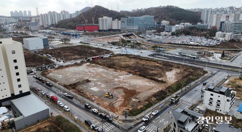 시흥시청역 환승센터 복합개발사업이 수년간 방치되다 최근 시가 재공모에 나섰지만 공영개발 대신 민간개발의 적합성 여부를 두고 논란이 일고 있다. 사진은 시흥시청역 트리플역세권 랜드마크 조성사업 부지인 시흥시 광석동 522번지 일대. 2024.11.26 /임열수기자 pplys@kyeongin.com