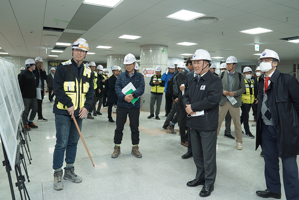 백원국 국토교통부 2차관이 다음 달 말 개통 예정인 수도권 광역급행철도(GTX)-A 노선의 운정중앙∼서울역 현장을 점검하고 있다. 2024.11.20 /연합뉴스