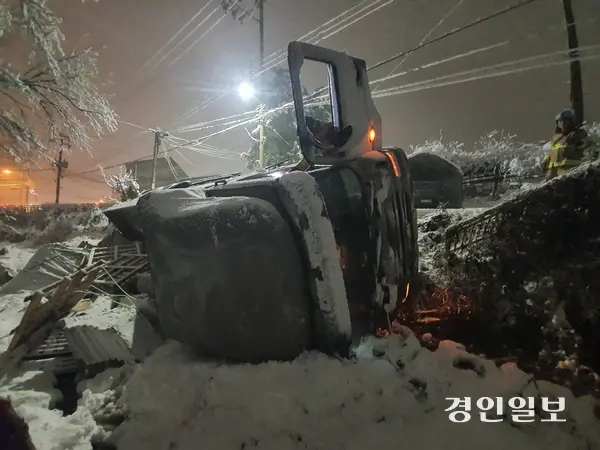하남 상산곡동에서 발생한 차량 전복사고. 2024.11.27 /경기도소방재난본부 제공