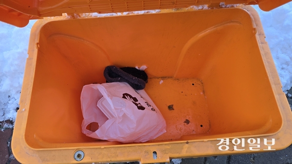 27일 수원시 팔달구 인계동에 설치된 한 제설함 안에 염화칼슘 대신 쓰레기가 들어있다. 2024.11.27 /김태강 기자 think@kyeongin.com