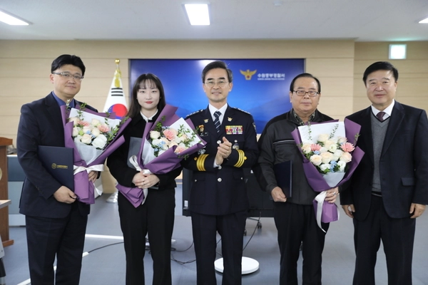 수원중부경찰서가 신속한 신고로 마약 사범 검거에 기여한 동수원병원 관계자들에게 표창과 포상금을 전달했다. 2024.11.26 /수원중부경찰서 제공