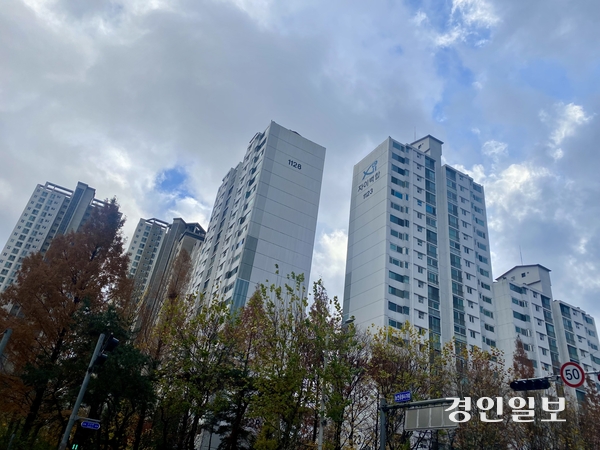 산본신도시 재정비 선도지구로 지정된 11구역에 속한 자이백합아파트. 군포/강기정기자 kanggj@kyeongin.com