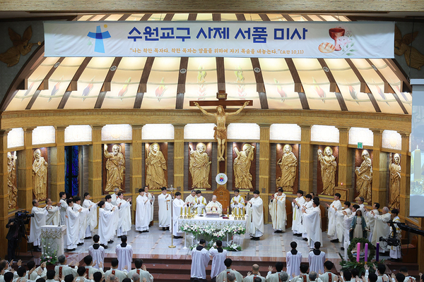 지난해 거행된 2023 천주교 수원교구 사제 서품식 모습. /천주교 수원교구 제공