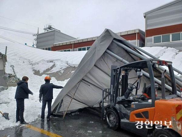 28일 오전 9시56분께 안산시 단원구 금속가공 제조 공장에선 폭설로 천막가설 건축물이 무너졌다. 2024.11.28 /경기도소방재난본부 제공