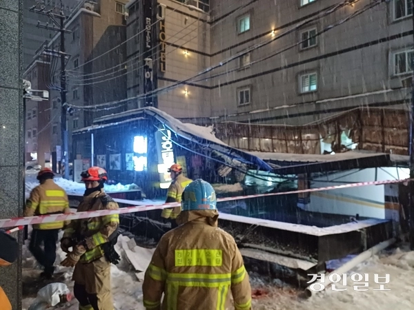 28일 오전 6시20분께 오산시에선 폭설로 한 숙박시설 간판이 무너져 제설 작업 중이던 50대 남성을 덮쳤다. 2024.11.28 /경기도소방재난본부 제공